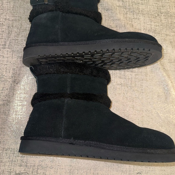 Koolaburra Black Faux-Shearling Slip-On Ankle Booties - Picture 11 of 14